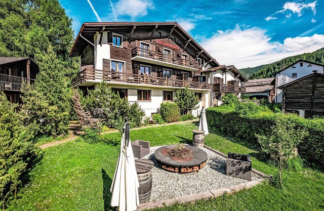 Beautiful apartment in villa for 23 people with hot tub, WIFI, terrace and parking