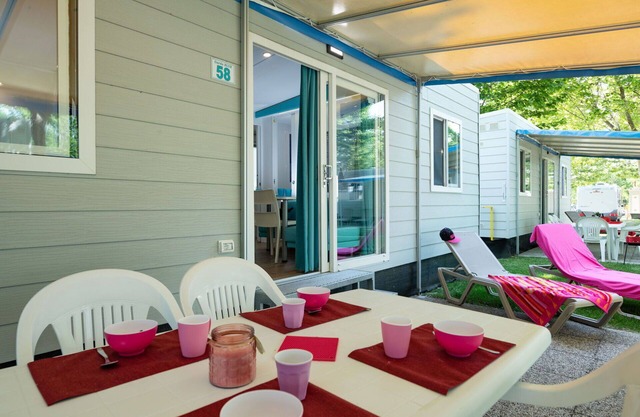 Beautiful apartment in villa for 5 people with pool, A/C, WIFI, TV, patio and pets allowed
