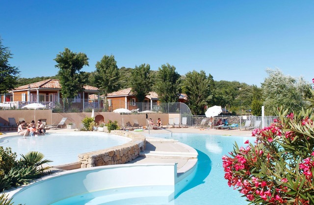 Beautiful apartment in villa with pool, hot tub, WIFI, A/C, terrace, pets allowed and parking