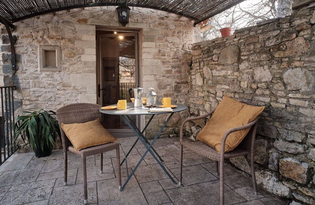 Beautiful apartment in villa for 2 guests with WIFI, pool, A/C, TV, patio and pets allowed