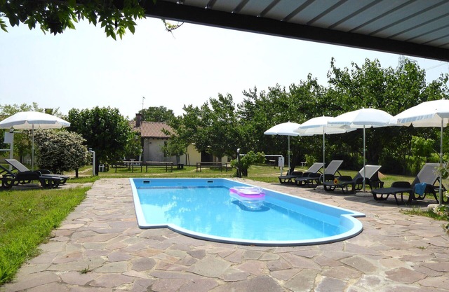 Beautiful apartment in villa for 4 people with A/C, WIFI, pool and patio