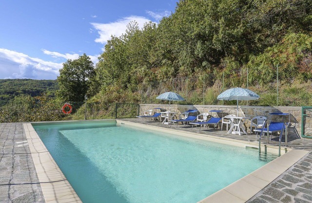 Beautiful apartment in villa for 4 people with WIFI, pool, terrace, pets allowed and parking