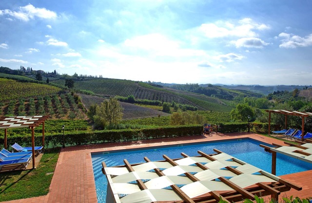Beautiful apartment with WIFI, pool, A/C, TV, panoramic view and parking, close to San Gimignano