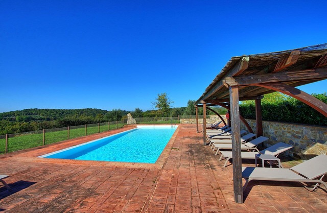 Beautiful apartment for 2 guests with pool, A/C, TV, panoramic view and parking, close to Siena