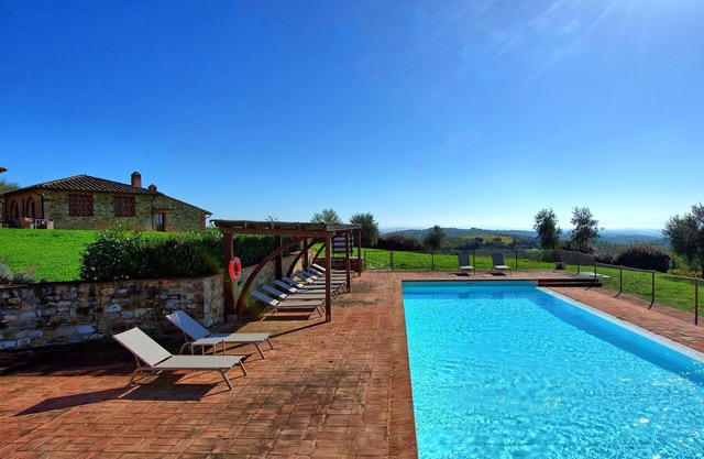 Beautiful apartment for 2 people with pool, A/C, TV, panoramic view and parking, close to Siena