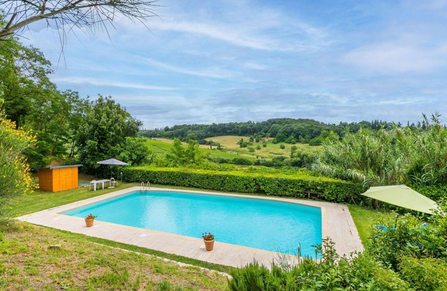 Beautiful apartment in villa for 6 guests with pool, TV, patio and parking