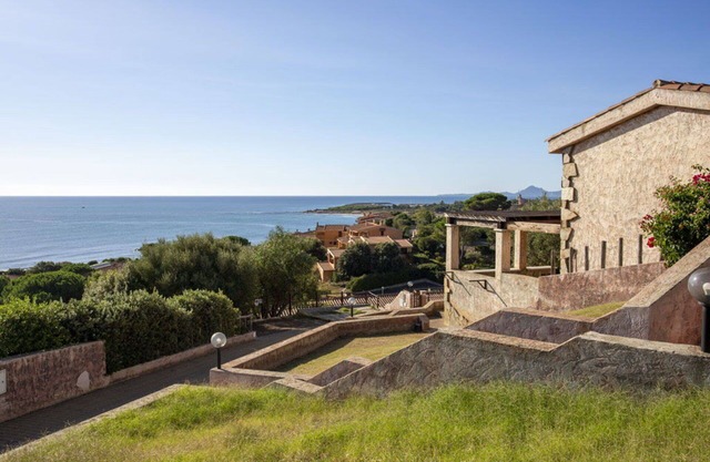 Beautiful apartment in villa for 6 people with A/C, TV and parking