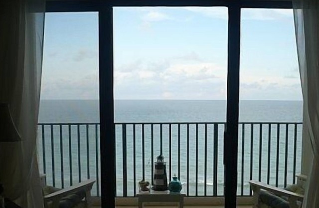 Beautiful Apartment Over Looking the Ocean and the Bay.