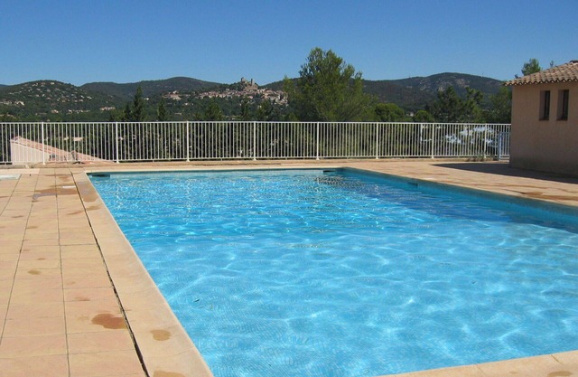 Beautiful apartment with WIFI, A/C, pool, TV, patio, pets allowed, panoramic view and parking