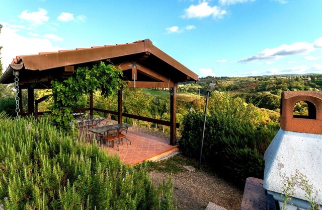 Beautiful apartment with WIFI, pool, A/C, TV, terrace and panoramic view, close to San Gimignano