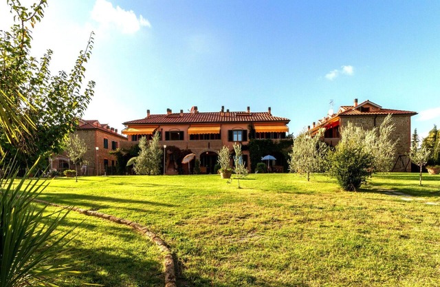 Beautiful apartment with WIFI, A/C, pool, TV, patio and panoramic view, close to San Gimignano