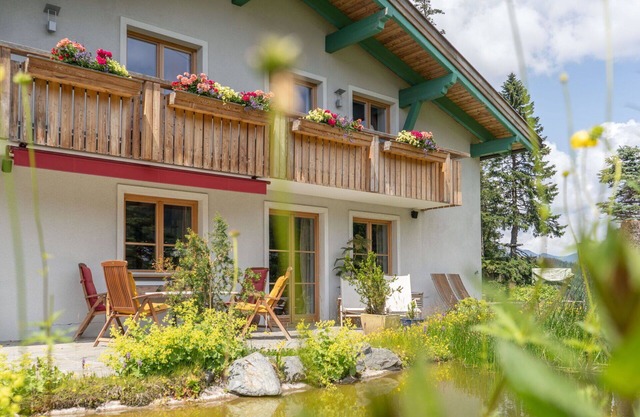 Beautiful private villa with hot tub, private pool, WIFI, A/C, TV, terrace and pets allowed