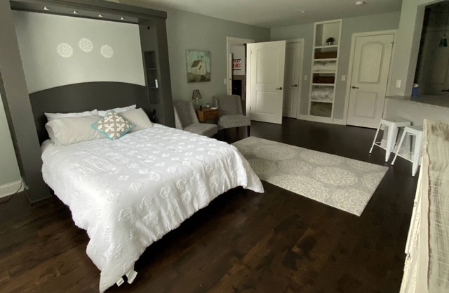 Beautiful, basement apartment living 10 minutes from Franklin, TN.