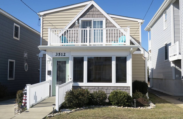 Beautiful Beach Cottage, Sleeps 8, Steps to the Beach and Playground