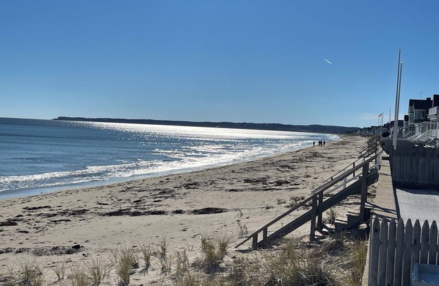 Beautiful Beach Cottage steps away from private Moody Beach!