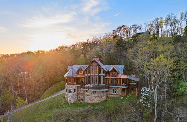 Beautiful Blue Ridge cabin with tri-state views, hot tub, & multiple decks
