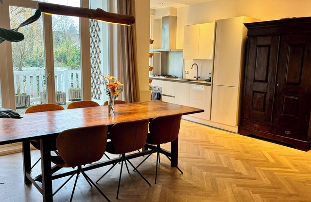 Beautiful, bright and quiet apartment close to the heart of Amsterdam. 2 slpkmrs.
