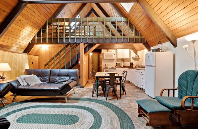 Beautiful cabin in the woods with river access & a private hot tub