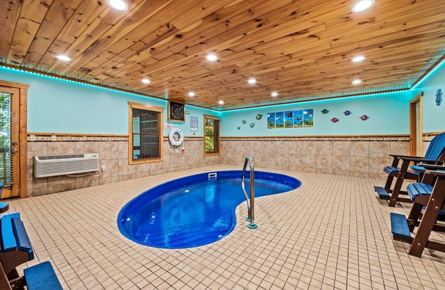 ⛰️Beautiful Cabin 🏡 Indoor Heated Pool, Hot Tub, Games & More🌄
