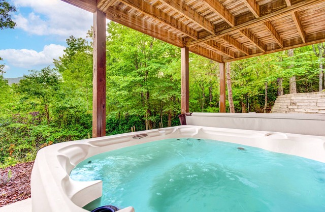 Beautiful cabin w/hot tub, wrap-around deck & firepit - dogs welcome