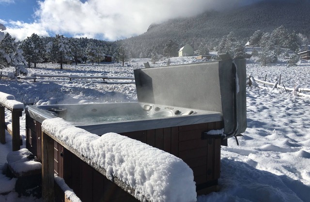Beautiful Cabin w/Hot Tub - Just Minutes Away from Estes Park and RMNP!