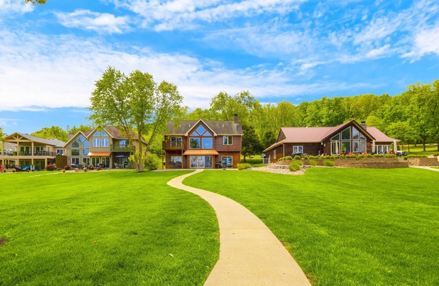 Beautiful Calm Water Lakefront Home, Flat Lot & Large Private Dock.