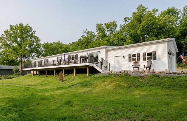 Beautiful Canandaigua Lake view - Family friendly! 4 Season Home - Fall Foliage!