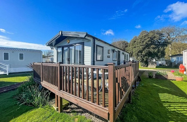 Beautiful caravan for hire with a partial sea view in Suffolk ref 32042AZ