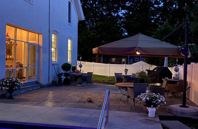 Beautiful carriage house-perfect for entertaining, 5 minutes to track & downtown