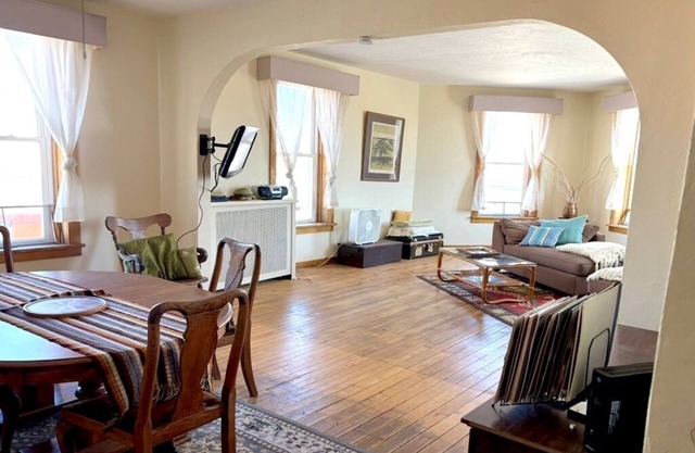 Beautiful Century old Apartments-Apt B