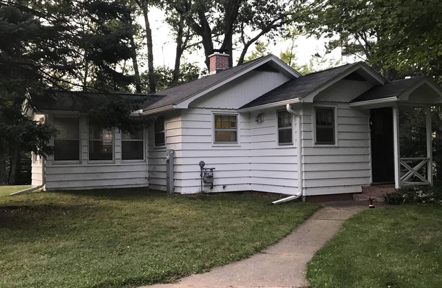 Beautiful Chain Frontage Cottage Close To Downtown Eagle River.