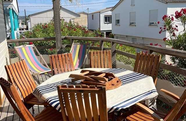 Beautiful Chalet Close to Beach with WiFi, Terrace, and Parking - Gruissan, France