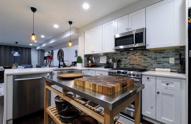 Beautiful, Chic, 2 Bd/2.5 Ba, Metro & Free Parking