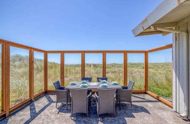 Beautiful Classic Beachfront Three-Bedroom Near Manzanita Golf Course!