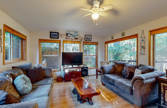 Beautiful coastal cabin with private hot tub, gas grill & scenic deck space