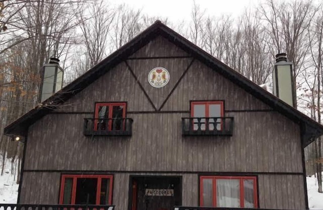Beautiful, Comfy, Rustic Ski Chalet Steps From Ski Brule Mountain - LEFT side