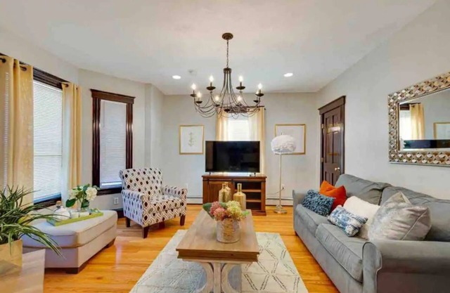 * Beautiful condo 1st floor walk to public trans T mins to downtown Boston