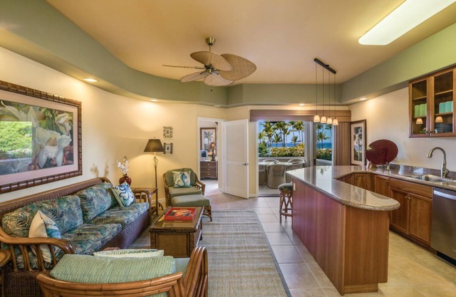 Beautiful Condo Across the Street from Beach w/Ocean View and Great Snorkeling!
