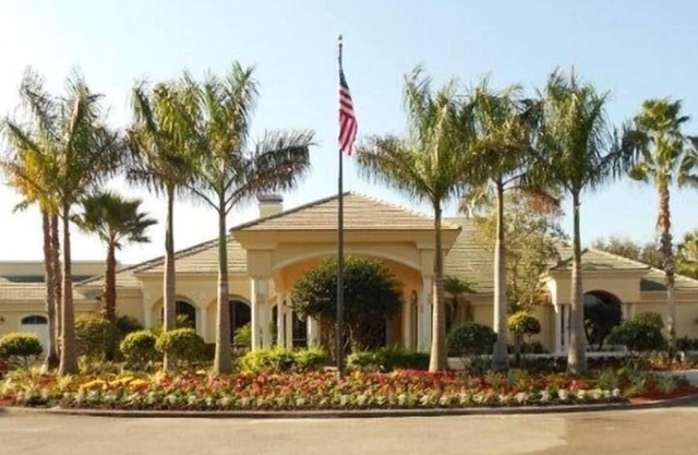 Beautiful Condo In Gated Golf Community Overlooking 17th Green And Lake