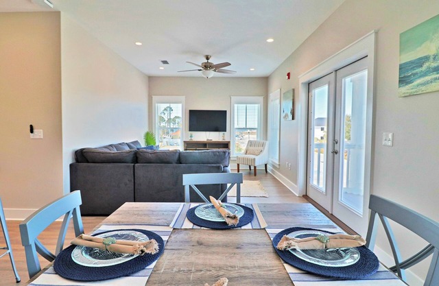 Beautiful condo in walking distance to both the town center and the Bay!