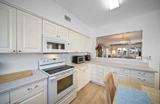 Beautiful condo with lake views!