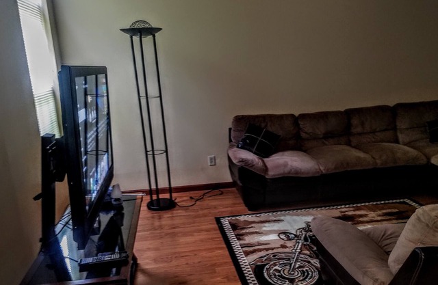 Beautiful contemporary home close to different restaurants and stores...