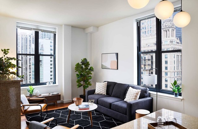 Beautiful Corner 2 Bedroom in the Loop | Roof Deck