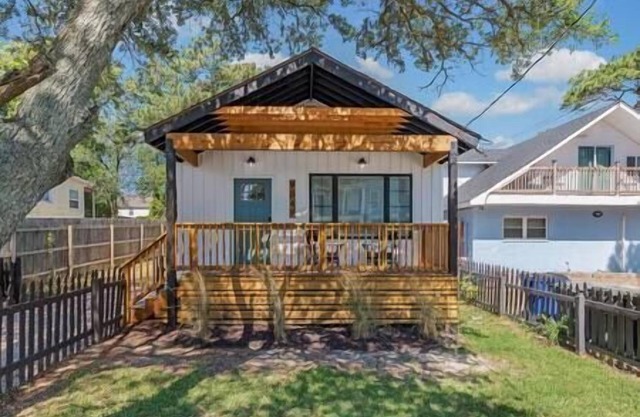 Beautiful cottage a couple blocks from the beach
