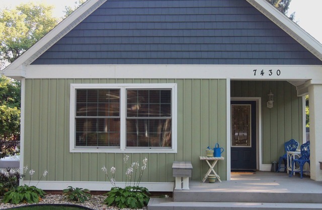 BEAUTIFUL COTTAGE JUST STEPS FROM THE BEACH AND 1.0 MILE FROM DOWNTOWN