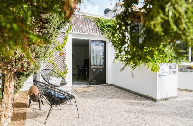 Beautiful Cottage Mirlo with Terrace, Fragrant Garden & Wi-Fi