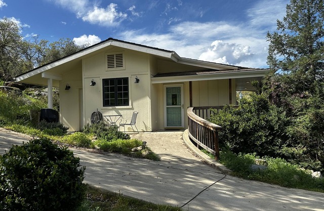 Beautiful Cottage near Sequoia with EV charger, fireplace