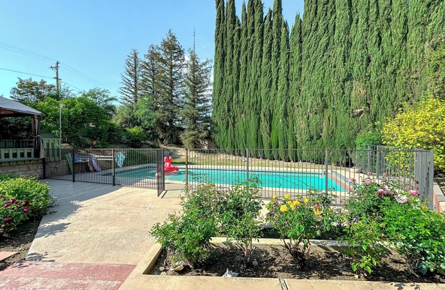 Beautiful Country Club Pool Home, Fenced Yard, Pets and children Welcome!