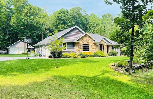 Beautiful Country Home Near Popular Hot Spots!