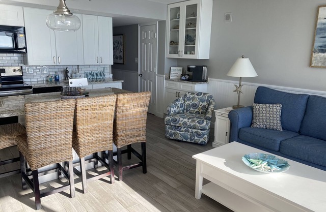Beautiful Couples getaway! 1BR, 1BA. Coastal decor, and upgrades.